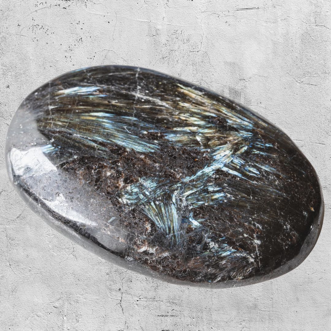 Nuummite: Healing Properties, Meanings, and Practical Uses