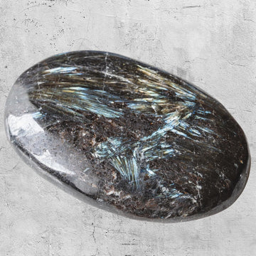 Nuummite: Healing Properties, Meanings, and Practical Uses