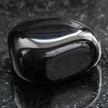 Unveiling the Onyx Gemstone: Insights into Its Meaning, Healing Properties, and Practical Uses