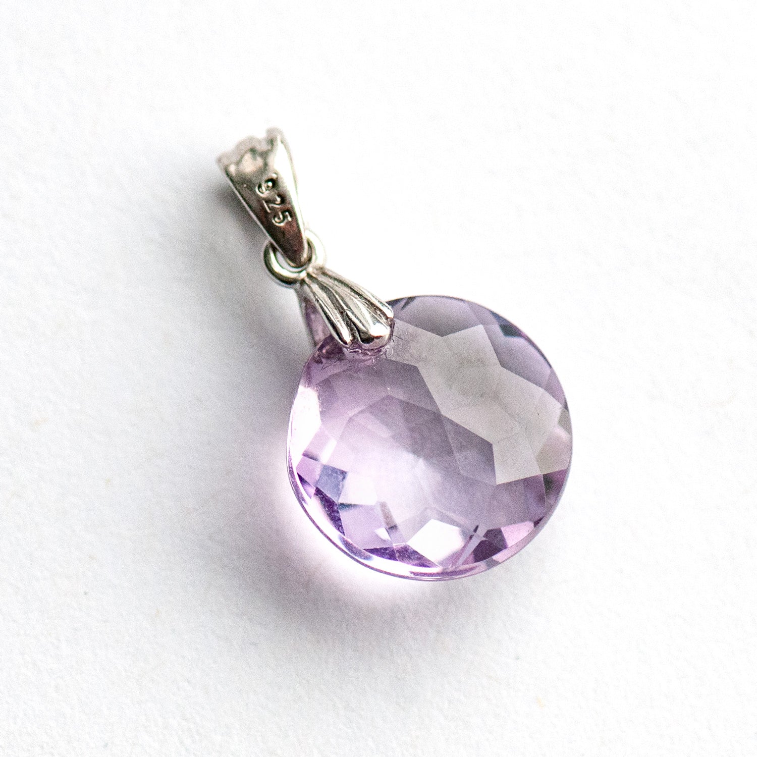 Handcrafted Elegance – Gemstone Pendants with Customizable Chain