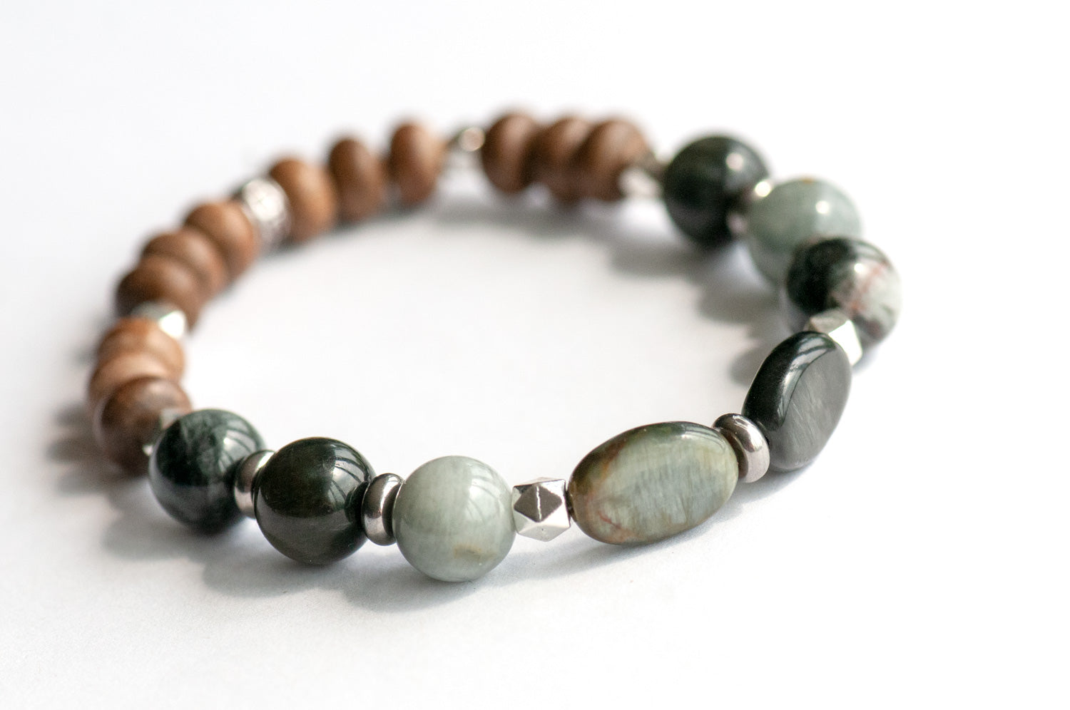 Feature bracelet from Manitoba Lynx Set – Cat’s Eye ovals and rounds in grey tones with grey wood beads and silver polygon spacers